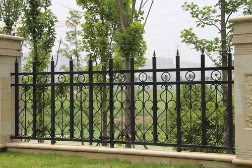 鐵藝護(hù)欄 鐵藝護(hù)欄