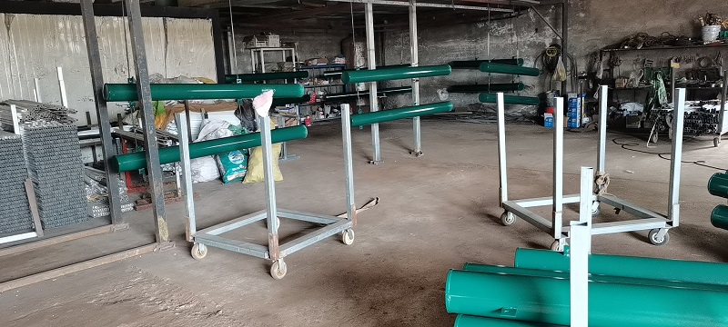 和內(nèi)大網(wǎng)球場(chǎng)合作，正在給客戶(hù)加工噴塑