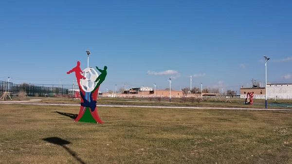 四子王旗體育公園的圍欄施工中