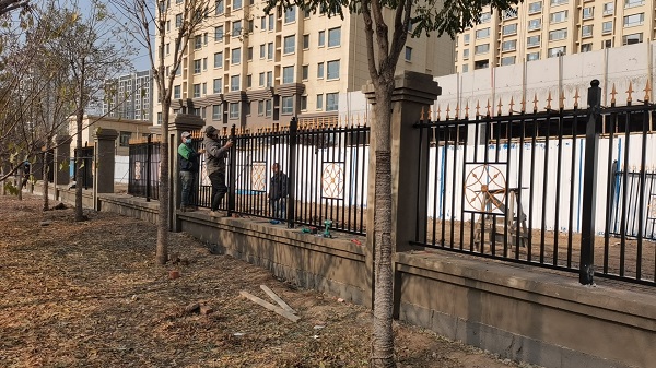 荷塘月色小區(qū)圍欄安裝中