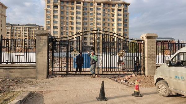 河塘月色小區(qū)圍欄與大門安裝中