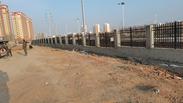 集寧區(qū)心尚家園圍欄安裝中