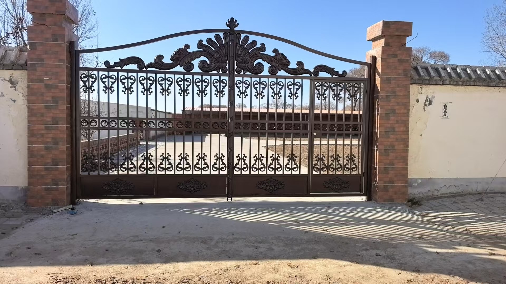 某小區(qū)鐵藝大門安裝中